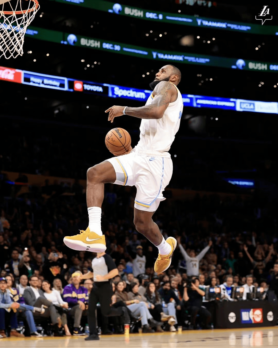 开云官网-西班牙队带队取胜！，詹姆斯重要时刻出色防守气势如虹延续的简单介绍